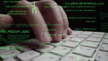 Bilgisayar klavyesinde çalışan ve soyut program kodları ve bilgisayar betiği gösteren bir adam tarafından bilgisayar programlama ve yazılım geliştirmenin yaratıcı görüntüsü