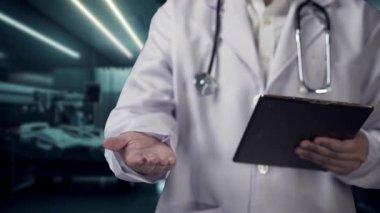 Doktorun tableti tutmasına ve teknoloji yeniliklerini kullanarak DNA örneği hologramını tutmasına yakın durun. Genetik araştırmaları kontrol ederken genetik bozuklukların tedavisine hazırlanan tıbbi çalışmalar. İyileştirici.