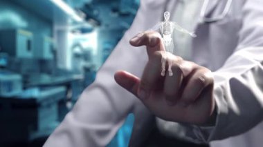 Yetenekli doktorların oturduğu ve insan anatomisi hologramına işaret ettiği yakın çekim. İnsan vücuduna HUD gösterge paneli kullanarak erişip tıbbi verilerle bağlantı kuran bir tıp çalışanı. İyileştirici.