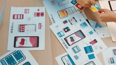 Mobil uygulama ya da web sitesi için kullanıcı arayüzü prototipi planlayan şirket çalışanlarının en iyi görünüm videosu. UX UI tasarımcı beyin fırtınası kullanıcı dostu arayüz planı. Sinerjik