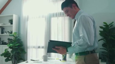 Akıllı mühendisin yukarıdan aşağıya hava görüntüsü türbin motor yapısı ile ilgili belgeye bakarken tablet ekran elektrik jeneratörüne bakar. Jet motorunu düşünen zeki bir teknisyen. Hizalama.