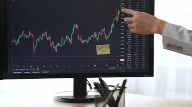 Hisse senedi borsası pazarlamasını analiz eden yavaş çekim şirketindeki yatırımcılar, kayıp için mum bar fiyatını analiz eden monitörlere bakıyor ve kazanç ve kâr elde ediyor. Filizlenen
