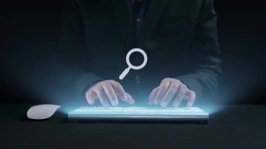 İş adamı, stratejik kararlar için değerli verileri çıkartarak arama motoru araştırması yapıyor. Kapsamlı araştırma ve SEO veri analizi için arama motorları kullanılıyor. Kullanıcı Kimliği