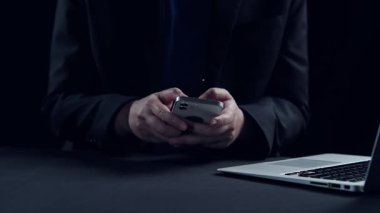 Verimli çalışma süreçleri için çevrimiçi belgeleri yöneten bir iş adamı. Tüm önemli çevrimiçi belgelerinize kolayca güvenli ve hızlı bir şekilde erişim sağlayın. Kullanıcı Kimliği