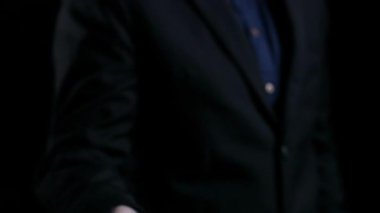 İş adamı siber güvenliğin özünü keşfeder. Siber koruma yöntemlerini, tehditleri derinlemesine araştır ve siber güvenlik duruşunu güçlendir. Siber güvenlik çağında UUID 'de gezinmek için gerekli