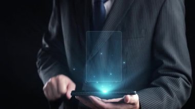 İş adamı, güvenli ve etkili yöntemlerin sergilendiği çevrimiçi bir ödeme işlemi başlattı. Güvenli çevrimiçi ödeme işlemleri için en iyi uygulamaları öğren. Kullanıcı Kimliği