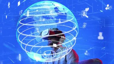 Heyecanlı adam sanal gerçeklik gözlüğü kullanarak küresel bağlantı hologramına bakıyor. Yetenekli yatırımcılar küresel iletişimi ve ağ bağlantısı hologramını inceliyor. Teknoloji. Aygıt.