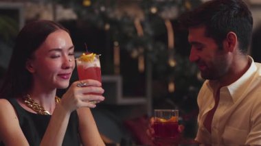 Gülümseyen güzel bir kadın, Paloma kokteyli ile kadeh kaldırıyor. Eski moda, zevkli ve zevkli bir çiftin bardaki özel gece kulübü partisinde canlı sohbetin tadını çıkarıyor. Vinosity.