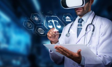 Sanal gerçeklik kulaklığı takan bir sağlık uzmanı, gelişmiş ve merak uyandıran bir ortamda yasal ve tıbbi kavramları keşfetmek için dijital aletlerle uğraşır. PHMT