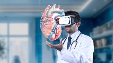 VR kulaklıklı zeki doktor laboratuvarda kalp hologramına bakıyor. Sanal gerçeklik içerisindeyken insan organlarını ve kalp semptomlarını kontrol eden yetenekli bir tıp çalışanı. Teknoloji. Aygıt.