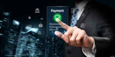 İş adamı, güvenli ve etkili yöntemlerin sergilendiği çevrimiçi bir ödeme işlemi başlattı. Güvenli çevrimiçi ödeme işlemleri için en iyi uygulamaları öğren. FaaS