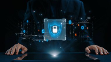 İş adamı siber güvenliğin özünü keşfeder. Siber koruma yöntemlerini, tehditleri derinlemesine araştır ve siber güvenlik duruşunu güçlendir. Siber güvenlik çağında UUID 'de gezinmek için gerekli