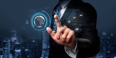 İş adamı, tahmin edilen büyük veri modellerinden gerçek zamanlı analizlere uzanan eğilimleri ve görüşleri ortaya çıkarmak için veri analizlerini derinlemesine inceleyerek, veri güdümlü kararların analitik endüstrileri nasıl ileri götürdüğünü öğrenir Faas