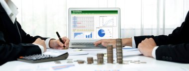 Hesap tablosu bilgi finansal başlangıç kavramı. Çevrimiçi analiz projesi için hesap tablosu belgelerinde veri ve grafikler