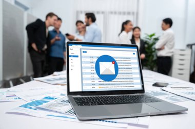 Bilgisayar ekranında canlı gösteren e-posta bildirim iletisi. Dijital pazarlama iletisi bilgi metni iş dünyasından müşteriye