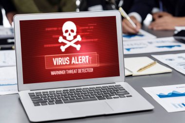 Bilgisayar ekranındaki virüs uyarısı canlı siber tehdit, hacker, bilgisayar virüsü ve kötü amaçlı yazılım tespit etti