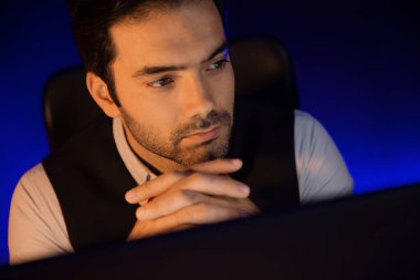 Piyasa verilerini ya da e-postalarını analiz eden sıkılmış işadamlarının, satış kanalı çevrimiçi ürünü üzerinde gecenin geç saatlerinde oluşturulan çevrimiçi ürün hazırlıklarına geri gönderdikleri portre. Tahmin et..