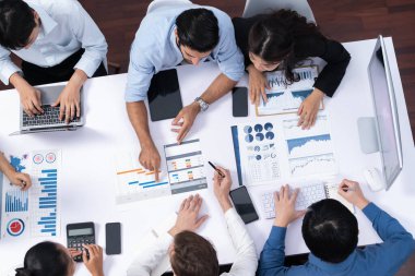 Üst düzey analist ekibi toplantı odasındaki mali verileri analiz etmek için BI Fintech 'i kullanıyor. İş anlayışı ve stratejik pazarlama planlaması için kağıt üzerinde analitik BI gösterge paneli. Tedbirli