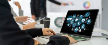 CRM işletme ve işletme için modern bilgisayarda müşteri ilişkileri yönetim sistemi