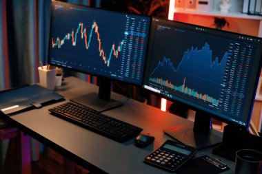 Dinamik borsa grafiklerinin büyük ekranları neon ışıklı gece vakti bilgisayarda görünüyor. Finansal teknolojiye yapılan güncellenmiş yatırımla otomatik olarak satış ya da kâr satın alma. İnfobahn.