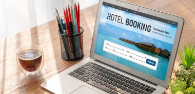 Çevrimiçi otel konaklama rezervasyon sitesi mod rezervasyon sistemi sağlar. Seyahat teknolojisi kavramı .