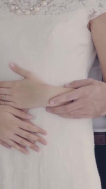Gelinlik giymiş mutlu gelin ve damat düğün törenine hazırlanıyor. Kadın ve erkeğin romantik aşkı..