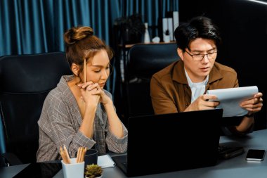 İşletme planlama için gerekli belgeleri birlikte tartışan yöneticiler gece geç saatlerde modern iç işlerinde pazar payı verileri üzerinde çalışıyorlar, yeni bir şirketin son teslim tarihi projesinde çalışıyorlar. İnfobahn.