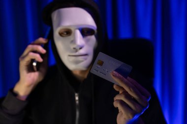 Kredi kartı sahibini arayıp gizli bilgilerle tehdit etmek için beyaz suçlu maskesi. Tüm veritabanları, güvenlik ihlali yapmaya çalışarak şifre şifreleme yapmak için. Bireysel.