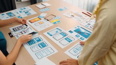 Mobil uygulama ya da web sitesi için kullanıcı arayüzü prototipi planlayan şirket çalışanlarının panorama videosu. UX UI tasarım beyin fırtınası kullanıcı dostu arayüz planı tasarlıyor. Sinerjik