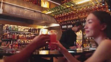 Kokteyl palomasıyla kadeh kaldıran bir çift ve lüks bir barda, canlı sohbetlerde eski moda arkadaşlarıyla Margarita içerken canlı bir gece kulübünde özel bir partiyi kutlayan bir çift. Vinosity.