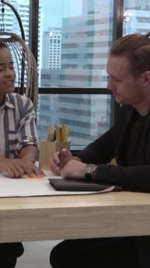 Yaratıcı iş adamları modern işyerindeki ofis masasında sohbet ediyorlar. Şirket uluslararası iş kavramı.