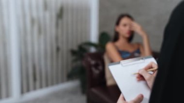 Savunmasız, stresli, genç bir hasta, ofisteki zihinsel tedavi sırasında duygusal travma, endişe ve akıl hastalıklarını psikiyatriste aktarıyor. Psikolojik danışma seansı. Düzenle
