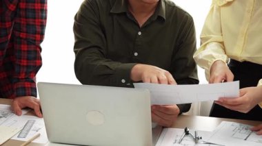 Akıllı mimar ve güvenlik mühendisi, mimari belge, ölçüm araçları ve ahşap blokların modern ofiste etrafa saçıldığı masa planlarını tartışıyor. - Yakın çekim. Tanımlama.