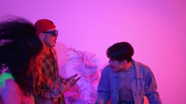 Profesyonel break dansçı neon ışıkla sokak dansı yapar ve pratik yapar. Kafkasyalı adam enerjik hareketler sergilerken mutlu bir takım hip hop müziğine geçiyor. Mutluluk.