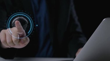 İş adamı siber güvenliğin özünü keşfeder. Siber koruma yöntemlerini, tehditleri derinlemesine araştır ve siber güvenlik duruşunu güçlendir. Siber güvenlik çağında UUID 'de gezinmek için gerekli