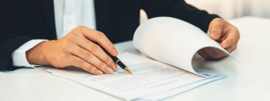 Şirket avukatının ya da hukuk bürosundaki avukat servisinin yardımıyla balyayla ilgili sözleşme imzalama belgesi. İşletme yatırımı ve yasal işlemlerin tamamlanması. Kurnaz.