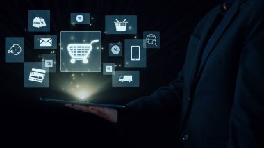 İş adamı çok kanallı stratejileri entegre ediyor, çevrimiçi alışveriş ve pazarlama erişimini artırıyor. Birbirine bağlı marka deneyimleri yaratmak için çok kanallı pazarlamanın gücünü keşfedin. Kullanıcı Kimliği