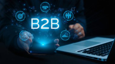 İş adamı B2B peyzajında geziniyor, iş-iş bağlantılarını geliştirmek için kullanım teknolojisi kullanıyor. B2B etkileşimini yeniden şekillendiren keşifler, iş-iş stratejilerinde yenilikleri yönlendiren araçlar. Kullanıcı Kimliği