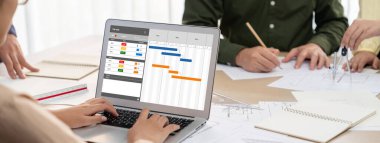 Ekip projesinin zaman çizelgesini gösteren bilgisayar ekranında canlı iş projesi yönetimi için proje planlama yazılımı