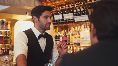 Lüks barlarda içki hazırlayan akıllı barmenlere odaklanırken aynı zamanda canlı ışıklandırma atmosfer şişesi ve bar arka planındaki VIP müşterilerle canlı sohbetler. Vinosity.