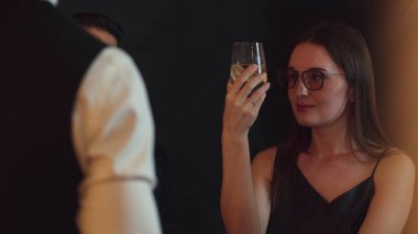 Kulüpteki sosyal toplum ortamının keyfini çıkarırken limonlu limon dilimlenmiş limonlu votka kokteyli içtiği için barmen ile konuşan güzel müşteriye odaklanmak. Vinosity.