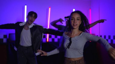 Kameranın önünde dans eden yetenekli break dansçı farklı arkadaşları pop ya da hip hop müziği dinlemek için arkada dans ediyor. Çekici performans ekibi kameraya doğru hareketli hareketler sergiliyor. Mutluluk.