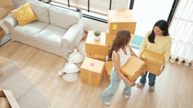 Kutu taşıyan bir çift kadın taşınma gününde yeni eve geliyor. Güzel bir kız ve arkadaşın birlikte konuşurken ve eve taşınırken elinde karton kutuyla yürüdüğü en iyi manzara. Myrmidon.