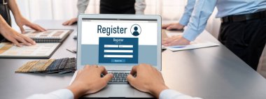 Masadaki bir grup iç mimar takımı dizüstü bilgisayarında mimari yazılım bulunan çeşitli ruh hali tahtası örneklerini seçiyor. Modern yenileme ve iç malzeme seçimi konsepti. İçgörü