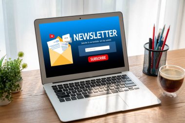 Müşterilerin abone olmak için bilgisayardaki haber belirleme sayfası Sugly Newsletter güncelleme bilgilerini aboneye aktarması