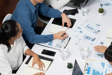 Analist ekibi toplantı odasındaki mali verileri analiz etmek için BI Fintech 'i kullanıyor. İş adamları, ticari öngörü ve stratejik pazarlama planlama için iş dünyası panelinin gücünü kağıt üzerinde analiz ediyor.
