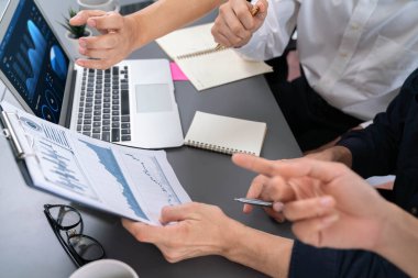Veri analistleri, mali, trend ve pazarlama verilerini analiz etmek için dizüstü bilgisayardaki iş zekası veri göstergesini analiz ediyor. İş başarısı için BI teknolojisi ve veri analizi. Tedbirli