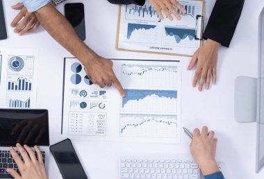 Üst düzey analist ekibi toplantı odasındaki mali verileri analiz etmek için BI Fintech 'i kullanıyor. İş anlayışı ve stratejik pazarlama planlaması için kağıt üzerinde analitik BI gösterge paneli. Tedbirli