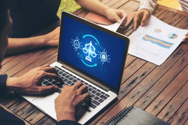 Yapay zeka etik standart hukuk ve bilgisayar ekranındaki kurallar yapay zeka etik şeffaflığının teknoloji suçunu önlediğine dair rapor sunuyor. canlı