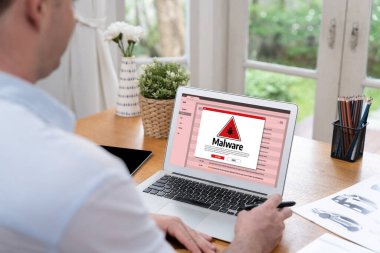 Siber saldırı konsepti. Bilgisayar ekranında görülen kötü amaçlı yazılım uyarısı ve bilgisayar sisteminde veya çevrimiçi sunucuda kaldırılacak tehdit algılaması.